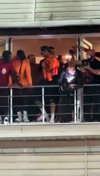 Mauro Icardi Ali Koç yazan Galatasaray forması giyip, uyku ya daldı