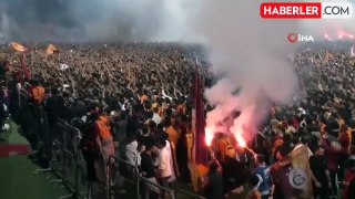 Şampiyon Galatasaray, Florya'da taraftarlarıyla buluştu