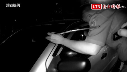 酒駕男子睡路中央 警敲窗才醒來竟辯「我沒開車」🚓