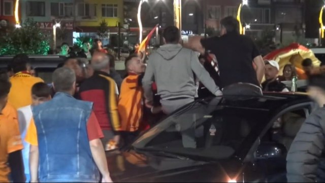 Şampiyonluk kutlamalarında kavga: Polis müdahale etti