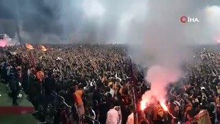 Şampiyon Galatasaray, Florya'da taraftarlarıyla buluştu