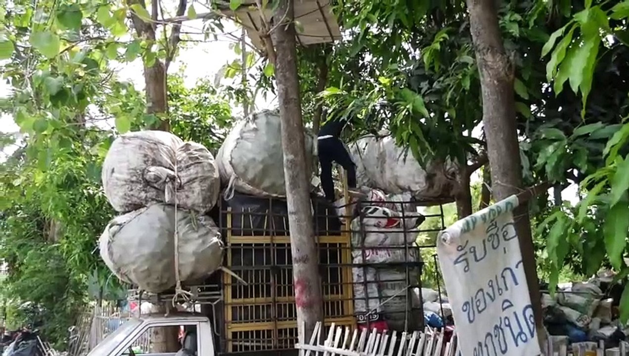 Auf einen Kaffee im Wohnzimmer Teil 3 und  5 Dinge die in keinem Thai-Haushalt fehlen. #Thailand (720p_60fps_H264-128kbit_AAC)