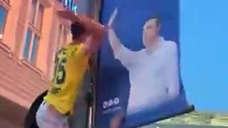 Ali Koç afişleri bıçaklandı