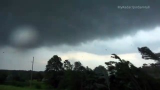 Câmera registra momento em que carro é atingido por tornado nos EUA