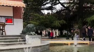 La surrealista transformación de una estatua en el centro de una ciudad convertida en un apartamento turístico