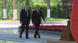 Le Président de la Fédération de Russie Vladimir Poutine et le Président de la République d'Ouzbékistan Shavkat Mirziyoyev se rencontrent à la résidence d'État Kuksaroy à Tachkent, lors d'une cérémonie de bienvenue