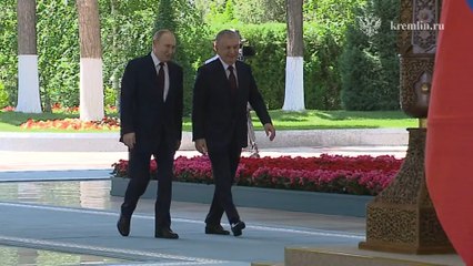 Le Président de la Fédération de Russie Vladimir Poutine et le Président de la République d'Ouzbékistan Shavkat Mirziyoyev se rencontrent à la résidence d'État Kuksaroy à Tachkent, lors d'une cérémonie de bienvenue