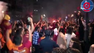 Rakip taraftar desteği: İzmir'de Fenerbahçeliler Galatasaray şampiyonluğunu kutladı