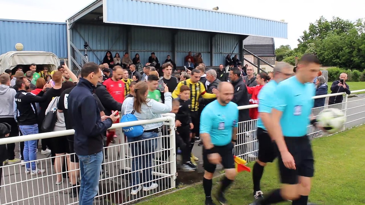 L'entrée des joueurs des équipes du SCA et de lambres sur le terrain ce dimanche 26 mai 2024
