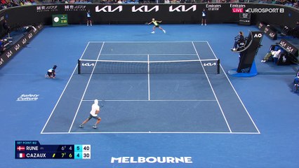 Rune punit Cazaux, trop tendre à la volée : la balle de 3e set