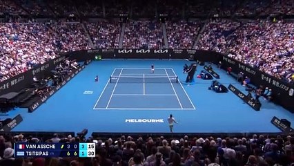 Tsitsipas renvoie quatre smashes de Van Assche et remporte le point