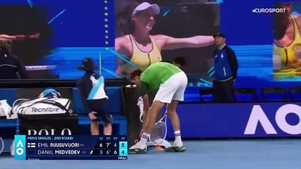 Malmené par Ruusuvuori, Medvedev vrille complètement : le craquage du Russe en vidéo