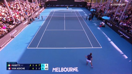 Van Assche met le feu au court 7 d'un superbe passing pour égaliser à 2 sets partout