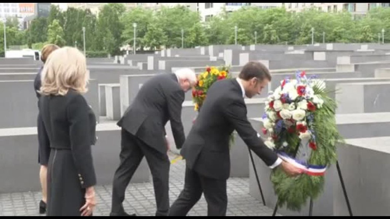 Macron a Berlino, omaggio con Steinmaier al Memoriale dell'Olocausto