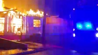 Casa de madeira é reduzida a cinzas em incêndio no Bairro Alto Alegre