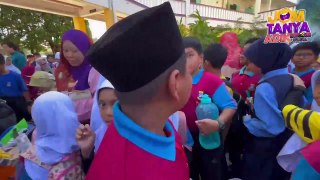 Siapa Yang Pilih Hadiah Untuk Cikgu?