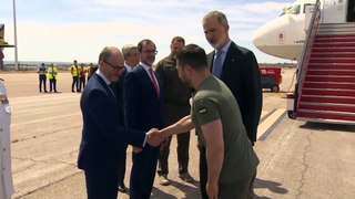 El Rey recibe a pie de pista a Zelenksi en su primera visita oficial a España