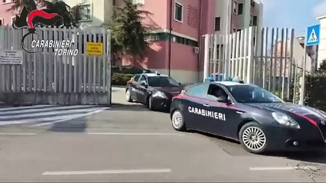 Chieri, il rapinatore seriale in azione: minaccia con il coltello la titolare di un minimarket