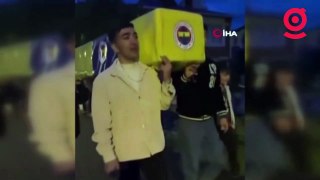 Galatasaray taraftarları Fenerbahçe tabutu taşıdı