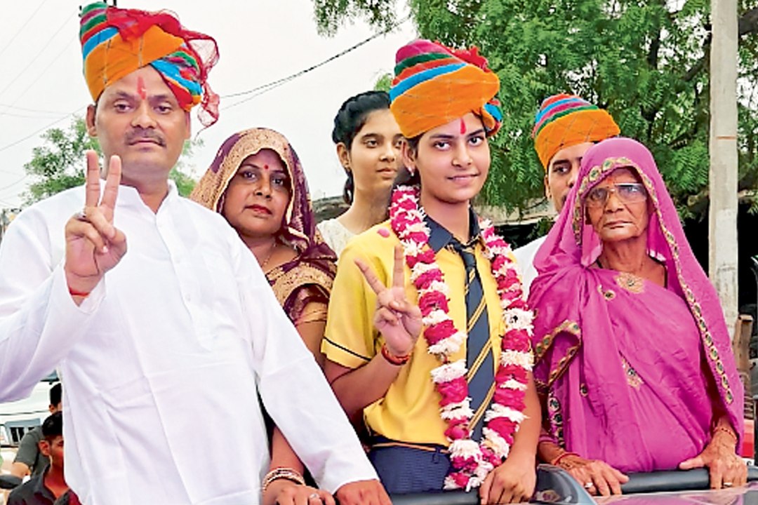 टॉप थ्री में शामिल श्रेयांशी त्रिपाठी का ग्रामीणों ने किया स्वागत,  12 वीं विज्ञान वर्ग में 99.60 प्रतिशत अंक किए हासिल