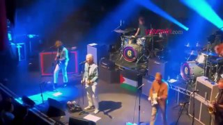 Dünyaca ünlü rock yıldızı Paul Weller İngiltere'deki konserine Filistin bayrağı ile çıktı