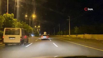 Seyir halinde ilerleyen aracın tavanında böyle yolculuk yaptı