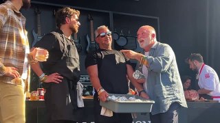 La divertida escena del chef José Andrés junto a Bradley Cooper en un festival gastronómico