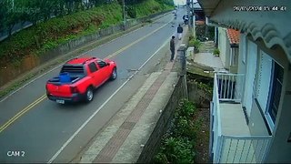 Motorista perde o controle e carro voa sobre rua em cidade do Oeste de SC