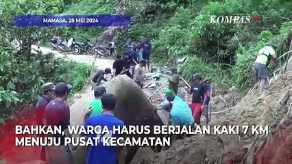 Usai Longsor Warga Mamasa Pindahkan Batu Besar Pakai Cara Manual