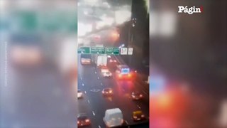 El momento en el que el camión choca, pierde el control y queda colgando de la autopista 25 de Mayo