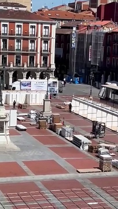 Montaje de las casetas de la Feria del Libro