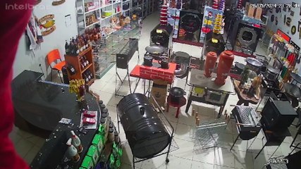 Gênio! De capuz, ladrão arromba empresa, mas ao pular balcão mostra rosto para câmera