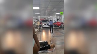 Polícia entra com SUV em hospital e faz prisão 