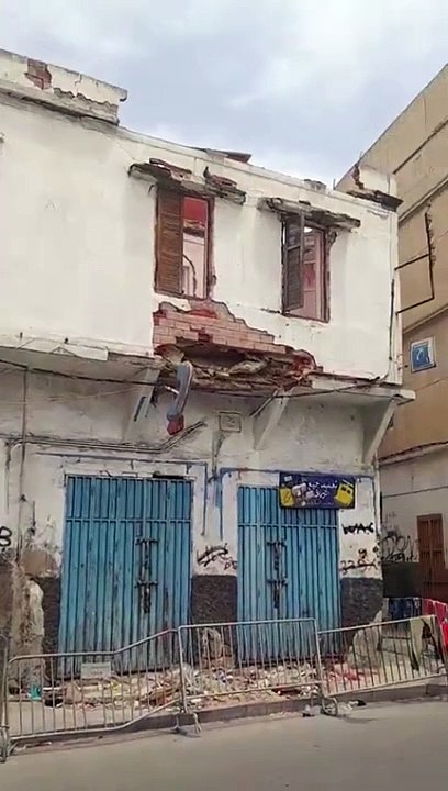 الدار البيضاء..كارثة ممكن توقع بدرب مولاي الشريف: انهيار جزء من منزل والسلطات دخلات على الخط وخرجات الأسرة لي كتعيش فيه