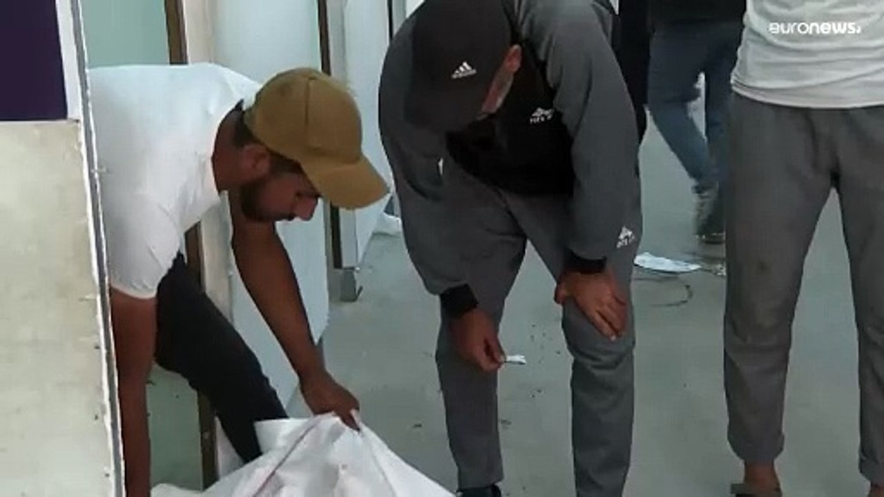 مشيعون يتعرفون على جثث أحبائهم الذين قتلوا في الغارة الإسرائيلية على مخيم رفح للاجئين