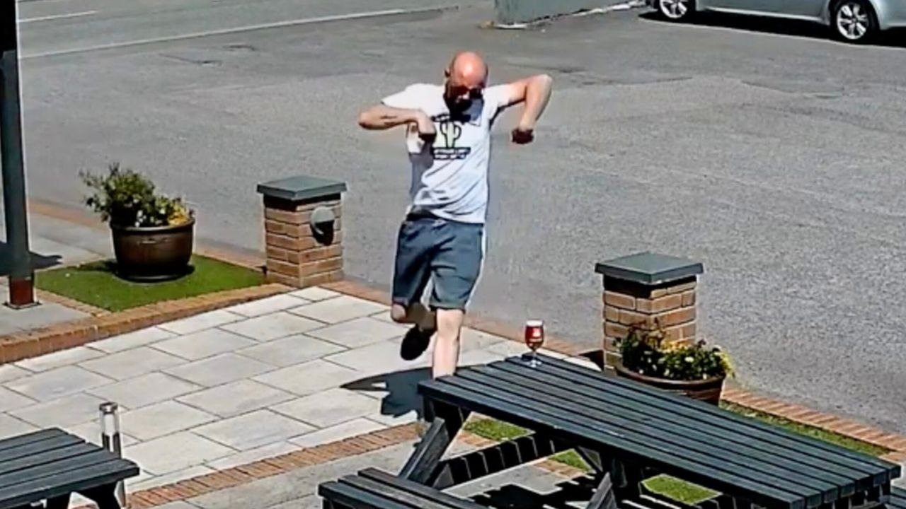 Urkomischer Moment, in dem ein Mann sein Getränk vor einem „Mini-Tornado' rettet