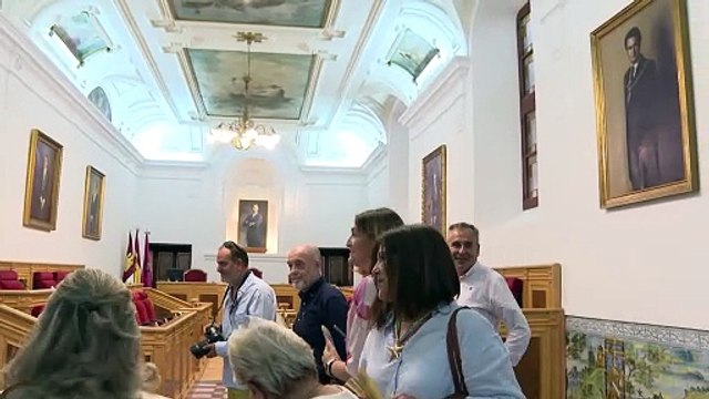 El retrato realista de Milagros Tolón ya luce en el salón de plenos