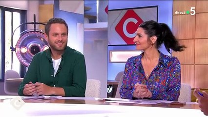 Aurélie Casse anime "C à vous" le vendredi 24 mai 2024 sur France 5.