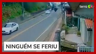 Motorista perde o controle e faz carro ‘voar’ e atingir casa em Santa Catariana