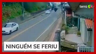 Motorista perde o controle e faz carro ‘voar’ e atingir casa em Santa Catariana