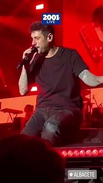 La estrepitosa caída del cantante Melendi Durante una presentación en Albacete, España, el interprete se tropezó con uno de los objetos del escenario