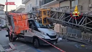 Napoli, gru crolla su un camion della raccolta rifiuti: illesi gli operai a bordo