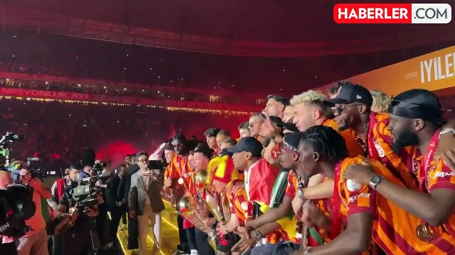 Rams Park'ta tarihi anlar! Şampiyon Galatasaray, 2 Kupa birden kaldırdı