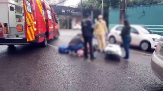 Mulher fica ferida após queda de moto na Rua Paraná