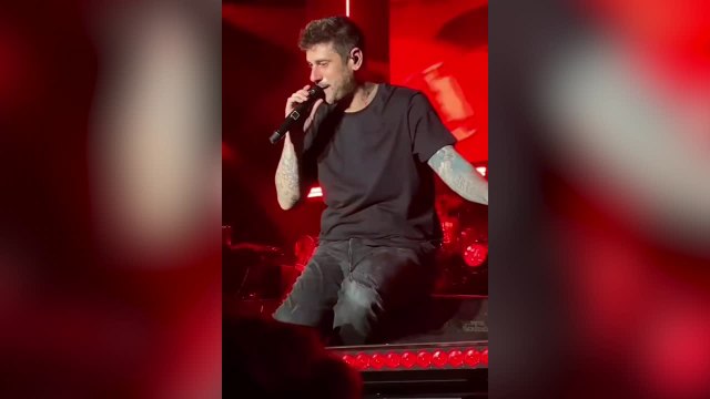 La caída de Melendi en el escenario que se ha hecho viral: su cara, un poema