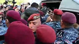 Mais de 200 manifestantes opositores são detidos na Armênia