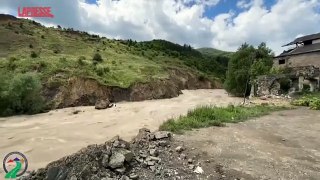 Pesanti inondazioni in Armenia: l'acqua si mangia l'asfalto
