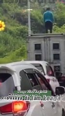 MASYA ALLAH SEORANG SOPIR MELAKSANAKAN SHOLAT DI ATAS MOBIL BOX SAAT MACET