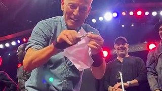 Bruce Springsteen signe un mot d'absence pour une fan de 11 ans en plein concert !