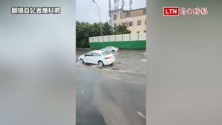 豪大雨造成國1后里段外側嚴重積水  2車拋錨國道警助拖吊(翻攝自記者爆料網)